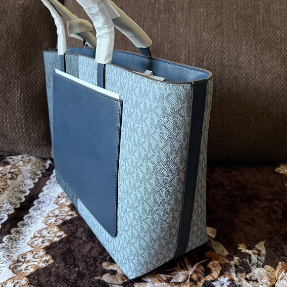 MICHAEL KORS Logo Jet Set Travel Two Tone Navy Multi Tote Shoulder Bag NWT - Picture 11 of 15